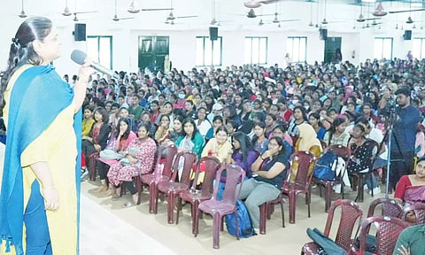 போலி ஆபாச வீடியோக்கள் பரவுவதால், புகைப்படங்களை பகிர்வதை தவிர்க்க வேண்டும்- சைபர்கிரைம் பெண் அதிகாரி