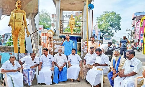 காந்தி சிலை உடைக்கப்பட்டதால் பரபரப்பு- முன்னாள் எம்.எல்.ஏ. தலைமையில் போராட்டம்
