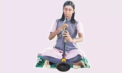 நாதஸ்வரம் வாசிக்கும் அரசு பள்ளி மாணவி: கலைத்திருவிழா போட்டியில் மாநில அளவில் சாதனை