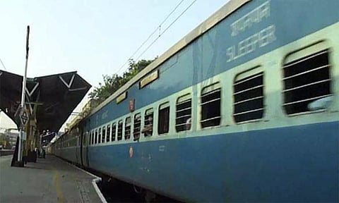 சென்னை ரெயில்கள் தாமதம்- பயணிகள் அவதி