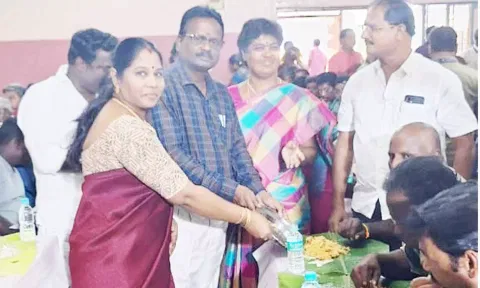 நகரமன்ற தலைவர் நிர்மலா வேல்மாறன் தூய்மை பணியாளர்களுக்கு உணவு பரிமாறிய காட்சி.