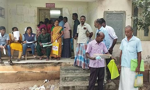 பாகூர் அடுத்த கிருமாம்பாக்கம் பகுதியில் உள்ள கிராம நிர்வாக அலுவலகத்தில் சாதி சான்றிதழ் பெற கூட்டம் இருப்பதை படத்தில் காணலாம்.