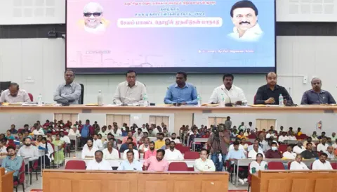 சேலத்தில் குறு, சிறு மற்றும் நடுத்தர தொழில் முனைவோர்களுடனான விழிப்புணர்வுக் கூட்டம் கலெக்டர் கார்மேகம் தலைமையில் நடைபெற்ற காட்சி.