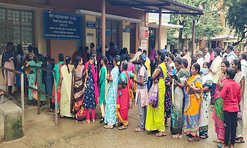 திடீர் காய்ச்சலுக்கு சிகிச்சை பெற கடலூர் அரசு ஆஸ்பத்திரியில் நீண்ட வரிசையில் காத்திருக்கும் பொதுமக்களை படத்தில் காணலாம்.