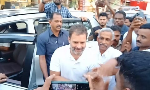 நீலகிரி மாவட்டம் வழியாக சென்றபோது காரை விட்டு இறங்கி தொண்டர்களை சந்தித்த ராகுல்காந்தி