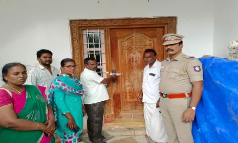 தனியார் ஸ்கேன் மையத்திற்கு சீல் வைத்த அதிகாரிகளை படத்தில் காணலாம்.
