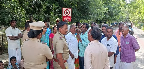 கலெக்டர் அலுவலகத்தை முற்றுகையிட வந்த பெற்றோரிடம் போலீசார் பேச்சுவார்த்தை நடத்தியபோது எடுத்தப்படம்.