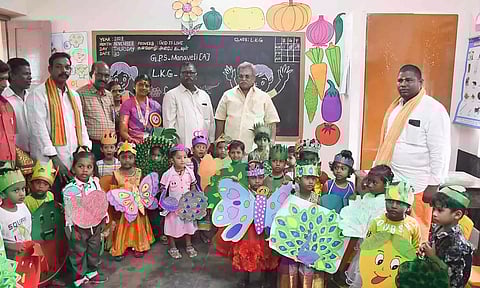 அறிவியல் கண்காட்சியை தொடங்கி வைத்த சபாநாயகர் ஏம்பலம் செல்வத்தை பல்வேறு வேடங்கள் அணிந்து மாணவ-மாணவிகள் வரவேற்ற காட்சி.