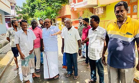 &nbsp;சிமெண்டு சாலை பணியை கென்னடி எம்.எல்.ஏ. நேரில் சென்று பார்வையிட்ட காட்சி.