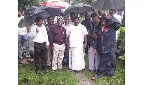 சுல்தான்பேட்டை தெப்லான் வாய்க்காலை அதிகாரிகளுடன் சென்று சிவா எம்.எல்.ஏ.  ஆய்வு செய்த காட்சி.