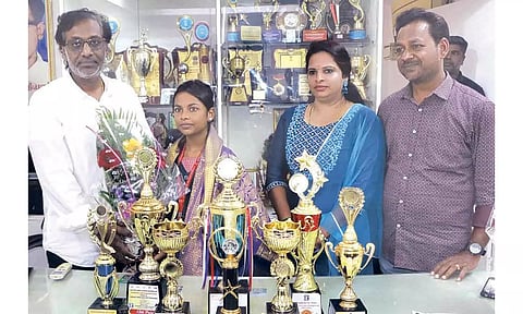 தேசிய செஸ் போட்டிக்கு தகுதி பெற்ற மாணவிக்கு ஆல்பா கல்வி குழுமங்களின் இயக்குனர் தனதியாகு சால்வை அணிவித்து வாழ்த்து தெரிவித்த காட்சி.