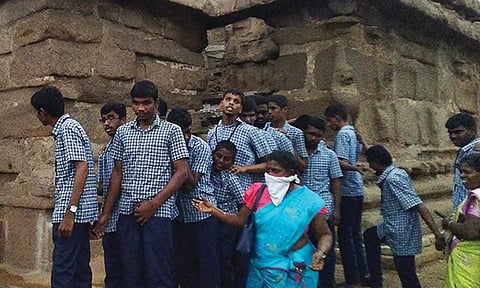 மாமல்லபுரம் சிற்பங்களை தொட்டுபார்த்து ரசித்த பார்வையற்ற மாணவர்கள்