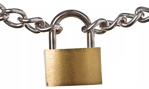 அரசு ஆஸ்பத்திரிக்கு பூட்டு போட்ட வாலிபர்கள்: சிகிச்சைக்கு அழைத்து செல்ல ஆம்புலன்ஸ் டிரைவர் இல்லாததால் ஆத்திரம்