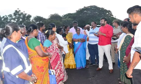 கடலூரில் கலெக்டர் அருண் தம்புராஜ் துப்புரவு பணியாளர்களை ஆய்வு செய்து பேசினார் .
