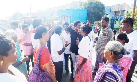 ஆற்காடு அருகே மறியலில்  ஈடுபட்ட பொதுமக்களை படத்தில் காணலாம்.