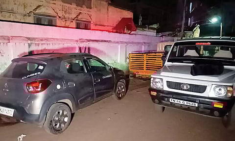 கோவையில் மீட்கப்பட்ட ஆசிரியையின் காரை படத்தில் காணலாம்.