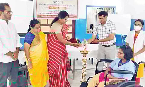 &nbsp;பயிற்சி முகாமினை சமூக நலத்துறை இயக்குனர் குமரன் குத்து விளக்கேற்றி  தொடங்கி வைத்த காட்சி.