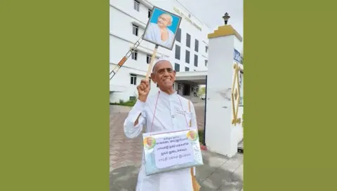 சேலம் மாநகராட்சி அலுவலகம் முன்பு சமூக ஆர்வலர் போராட்டம்