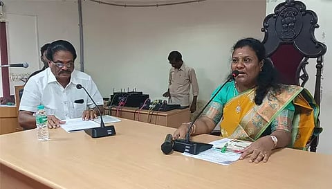 கூட்டத்தில் நகர்மன்ற தலைவர் நளினி சுரேஷ் பாபு பேசிய காட்சி.