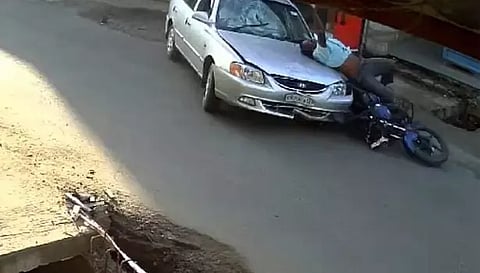 கட்டிட மேஸ்திரி சதீஷ் மீது கார் மோதிய காட்சி.