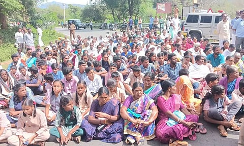 500-க்கும் மேற்பட்ட மலை கிராம மக்கள் பள்ளி மாணவர்களுடன் சாலை மறியல்- போக்குவரத்து பாதிப்பு