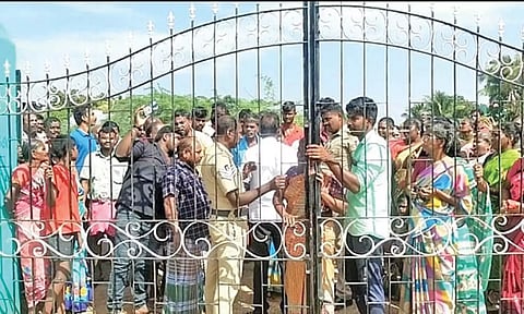 ஆரம்ப சுகாதார நிலைய நுழைவு வாயில் கதவை பூட்டி பொதுமக்கள் போராட்டம்