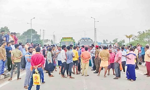 &nbsp;அரியூரில் பொதுமக்கள் சாலை மறியலில் ஈடுபட்ட காட்சி.