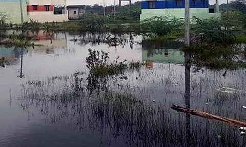 பொன்னேரி அருகே 100 வீடுகளை மழை தண்ணீர் சூழ்ந்தது