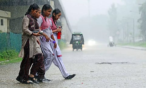 சென்னை, திருவள்ளூர், செங்கல்பட்டு, காஞ்சிபுரம் மாவட்டங்களில் பள்ளி, கல்லூரிகளுக்கு விடுமுறை அறிவிப்பு