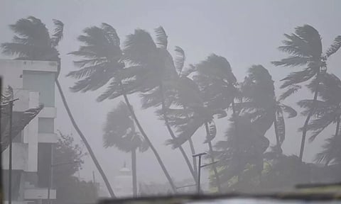 சென்னையில் பலத்த காற்றுடன் கனமழை