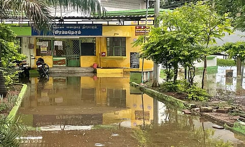 மழைநீர் சூழப்பட்டுள்ளதால் பிரம்மதேசம் அரசு மருத்துவமனை பூட்டப்பட்டுள்ளதை படத்தில் காணலாம்.