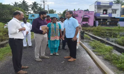 வள்ளிக்கந்தன் நகரில் மழை நீர் தேங்கி உள்ளதை பம்புசெட் மூலம் வெளியேற்றுவதை மாவட்ட கண்காணிப்பு அலுவலர் அன்சூல் மிஸ்ரா பார்வையிட்டு ஆய்வு செய்தார். அருகில் கலெக்டர் அருண் தம்புராஜ் உள்ளார்.