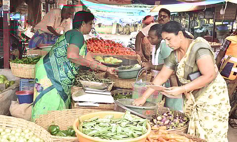 ஈரோடு வ.உ.சி மார்க்கெட்டில் காய்கறி வரத்து குறைந்தது