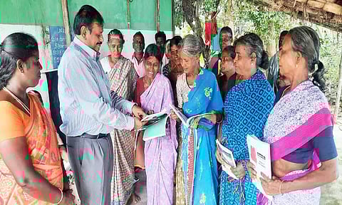 வண்ணாங்குளம் கிராமத்தில் எழுத்தறிவு திட்ட இணை இயக்குனர் பொன் குமார் ஆய்வு செய்த காட்சி.