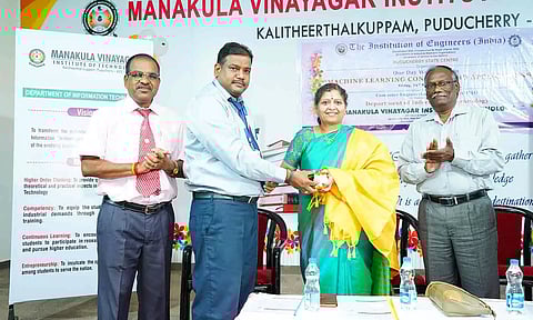 எம்.ஐ.டி கல்லூரியில் பயிற்சிப் பட்டறை நடந்த போது எடுத்த படம்.