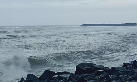 புதுவையில் கடல் சீற்றம்... 5-ம் எண் புயல் எச்சரிக்கை கூண்டு ஏற்றம்