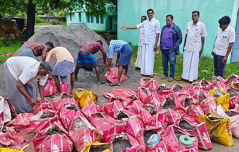 செஞ்சி ஒன்றியத்தில் மணல் மூட்டைகள் அடுக்கி வைக்கப்பட்டுள்ள காட்சி.&nbsp;