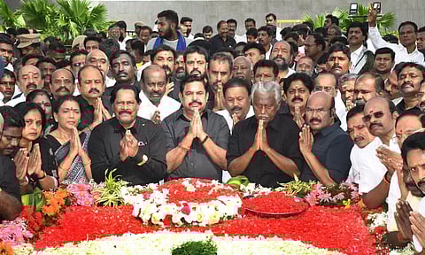 7-ம் ஆண்டு நினைவு தினம்: ஜெயலலிதா நினைவிடத்தில் எடப்பாடி பழனிசாமி மரியாதை