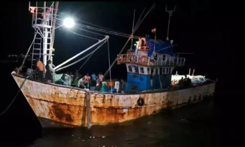 கர்நாடகாவில் நடுக்கடலில் படகில் தத்தளித்த கோவா மீனவர்கள் 27 பேர் மீட்பு
