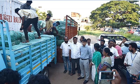 சென்னைக்கு லாரிகளில் நிவாரண பொருட்கள் மாவட்ட கலெக்டர் கிராந்திகுமார் தலைமையில் அனுப்பி வைக்கப்பட்ட காட்சி.