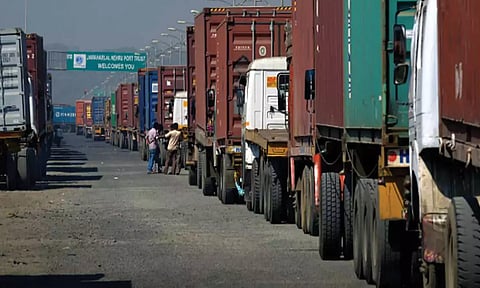 லாரி உரிமையாளர்களுக்கு ரூ.72 கோடி வருவாய் இழப்பு: ரூ.10 கோடி மதிப்பிலான முட்டைகள் தேக்கம்