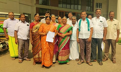 மனு கொடுக்க வந்த பொதுமக்கள்.