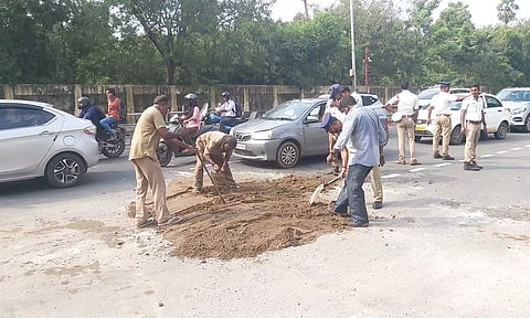 கிண்டியில் இருந்து அடையாறு செல்லும் சாலையில் 'திடீர்' பள்ளம்