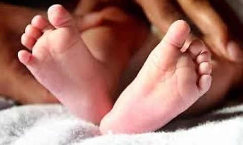 பச்சிளம் குழந்தையை முகத்தில் தண்ணீரை ஊற்றி கொன்ற தாய்