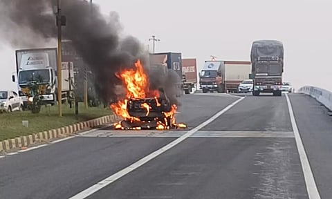 சாலையில் சென்றபோது தீப்பிடித்த கார் : உயிர் தப்பிய 5 பேர்