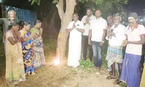 வேப்பமரத்தில் இருந்து பால் வடிந்த அதிசயம்... பெண்கள் சூடம் ஏற்றி வழிபட்டனர்