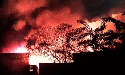 இரும்பு குடோனில் பற்றி எரியும் தீ.