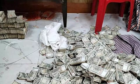 வருமானவரி சோதனை: காங்கிரஸ் எம்.பி.யிடம் சிக்கிய தொகை ரூ.353 கோடி- ஏறக்குறைய எண்ணும் பணி முடிந்தது