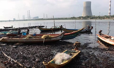 எண்ணூரில் மழை வெள்ளத்தின் போது கடலில் கலந்த எண்ணெய் கழிவு: ஹெலிகாப்டரில் ரசாயன பவுடர் தெளிப்பு