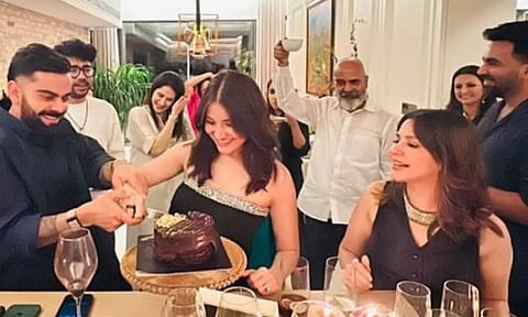 6-வது திருமண நாள்: நண்பர்களுடன் கொண்டாடிய விராட் - அனுஷ்கா.. வைரலாகும் புகைப்படங்கள்..